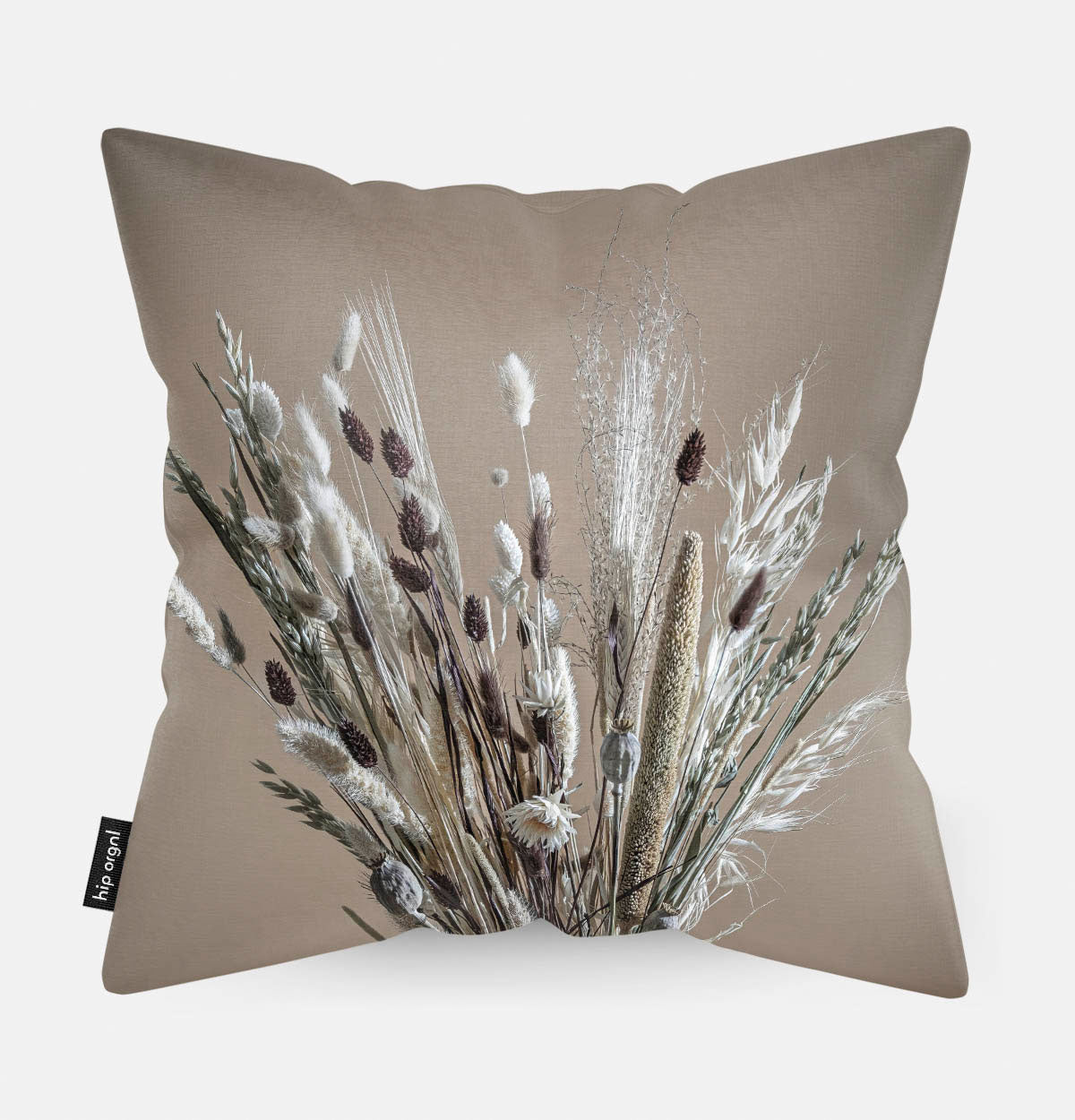 Achterzijde van een sierkussen met droogbloemen wit en bruin met een beige achtergrond