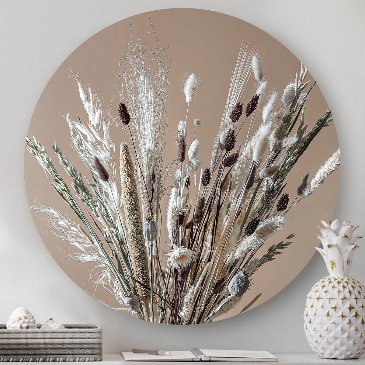 Wandcirkel met droogbloemen wit en bruin met een beige achtergrond tegen een witte muur