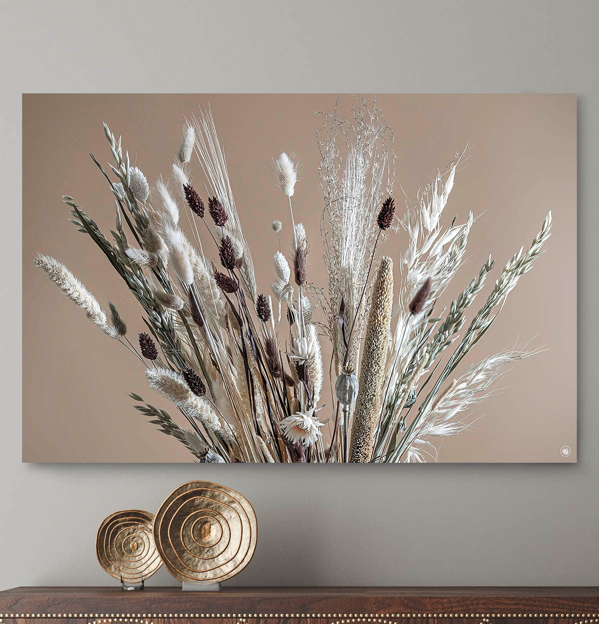 Schilderij met witte en bruine droogbloemen in een glazen vaas tegen een witte muur