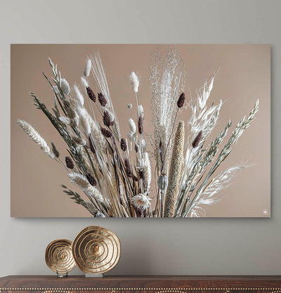 Schilderij met witte en bruine droogbloemen in een glazen vaas tegen een witte muur