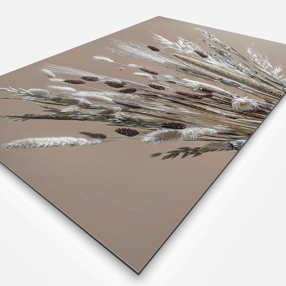 Wanddecoratie met witte en bruine droogbloemen in een glazen vaas