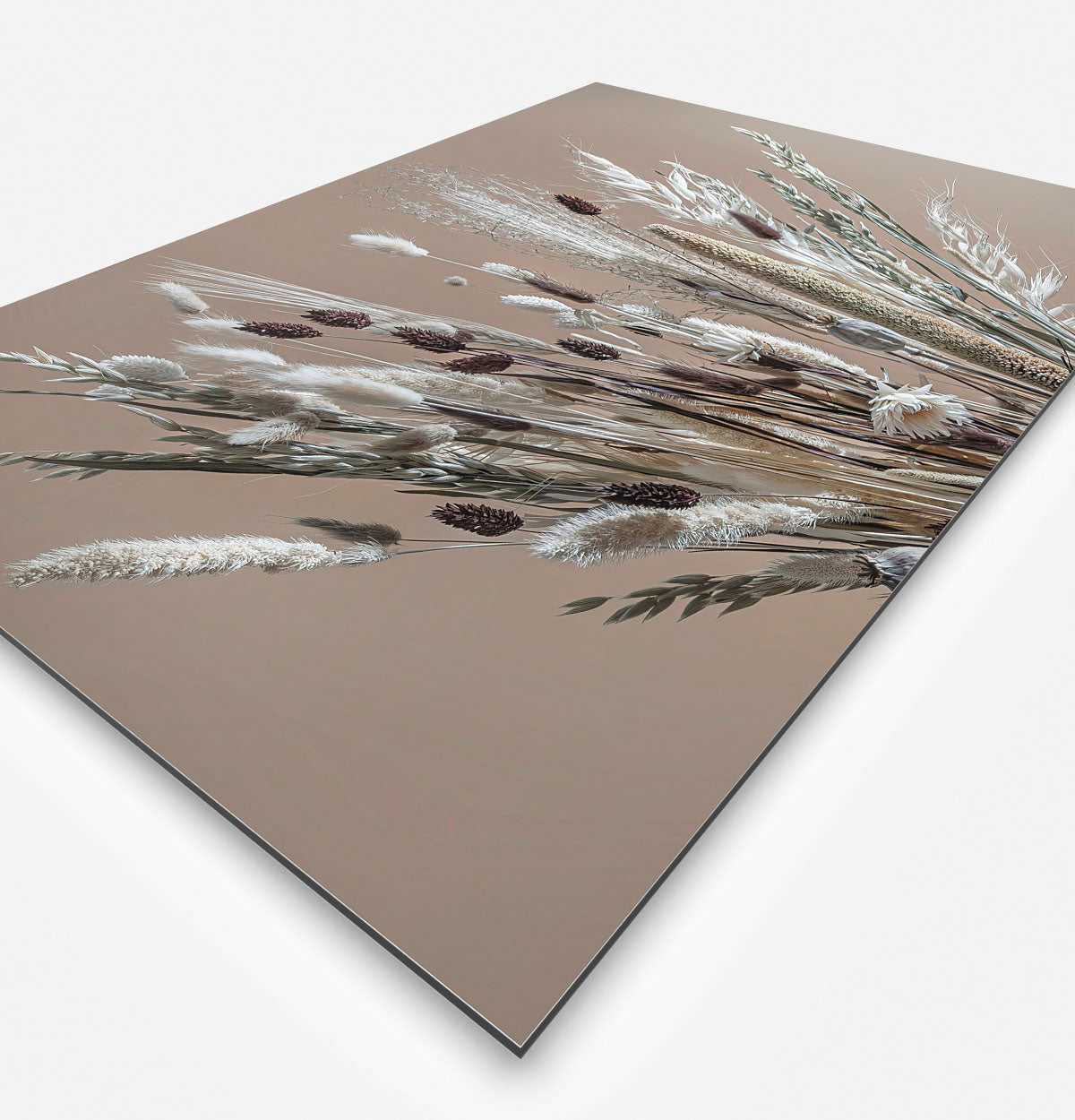 Wanddecoratie met witte en bruine droogbloemen in een glazen vaas