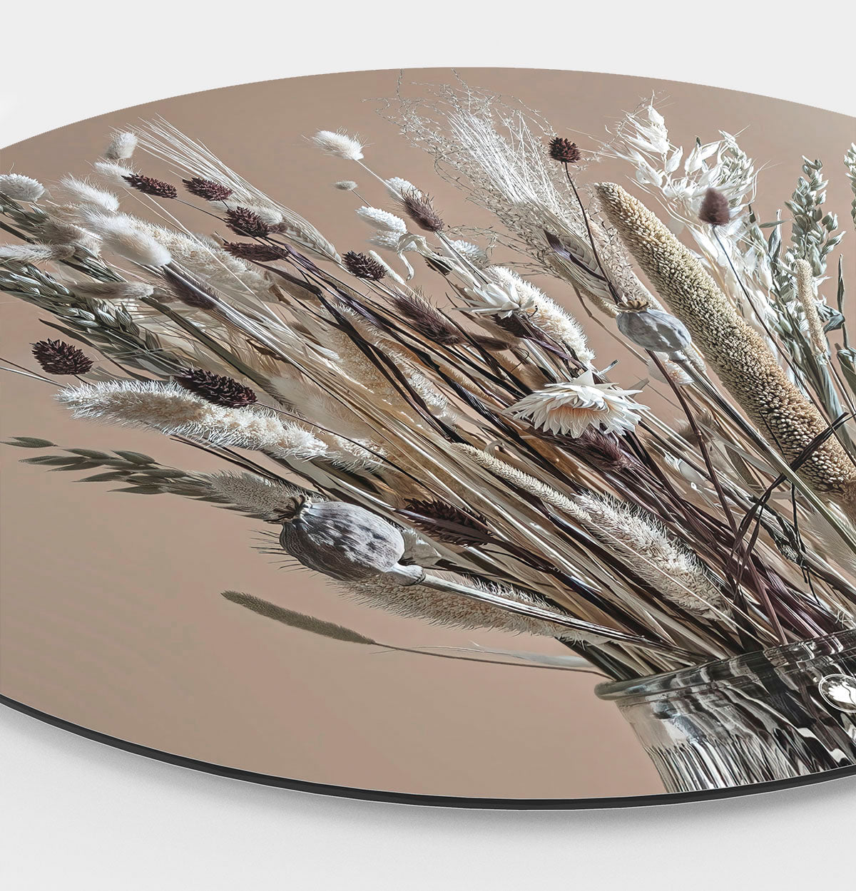 Muurcirkel met witte en bruine droogbloemen in een glazen vaas en een beige achtergrond