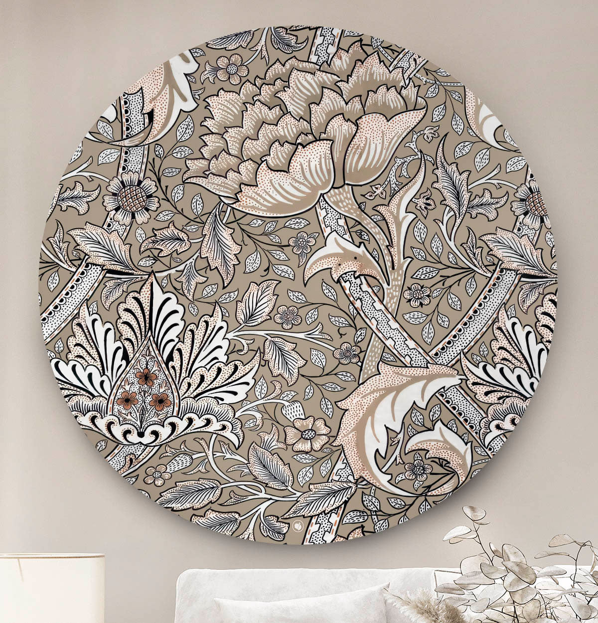 Muurcirkel met een bloemen patroon en een beige kleur tegen een lichte muur met een bank en een lamp