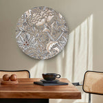 Muurcirkel met bloemenpatroon in beige kleur tegen een muur met japandi stoelen en houten tafel