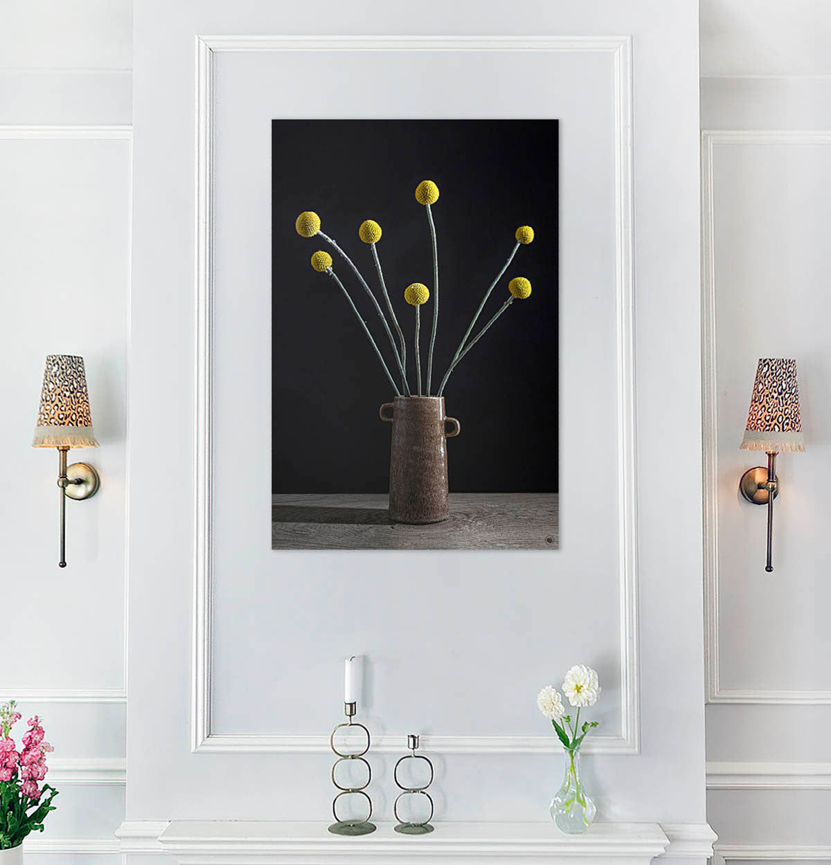 Schilderij met bloemen met een donkere achtergrond hangend aan een schouw