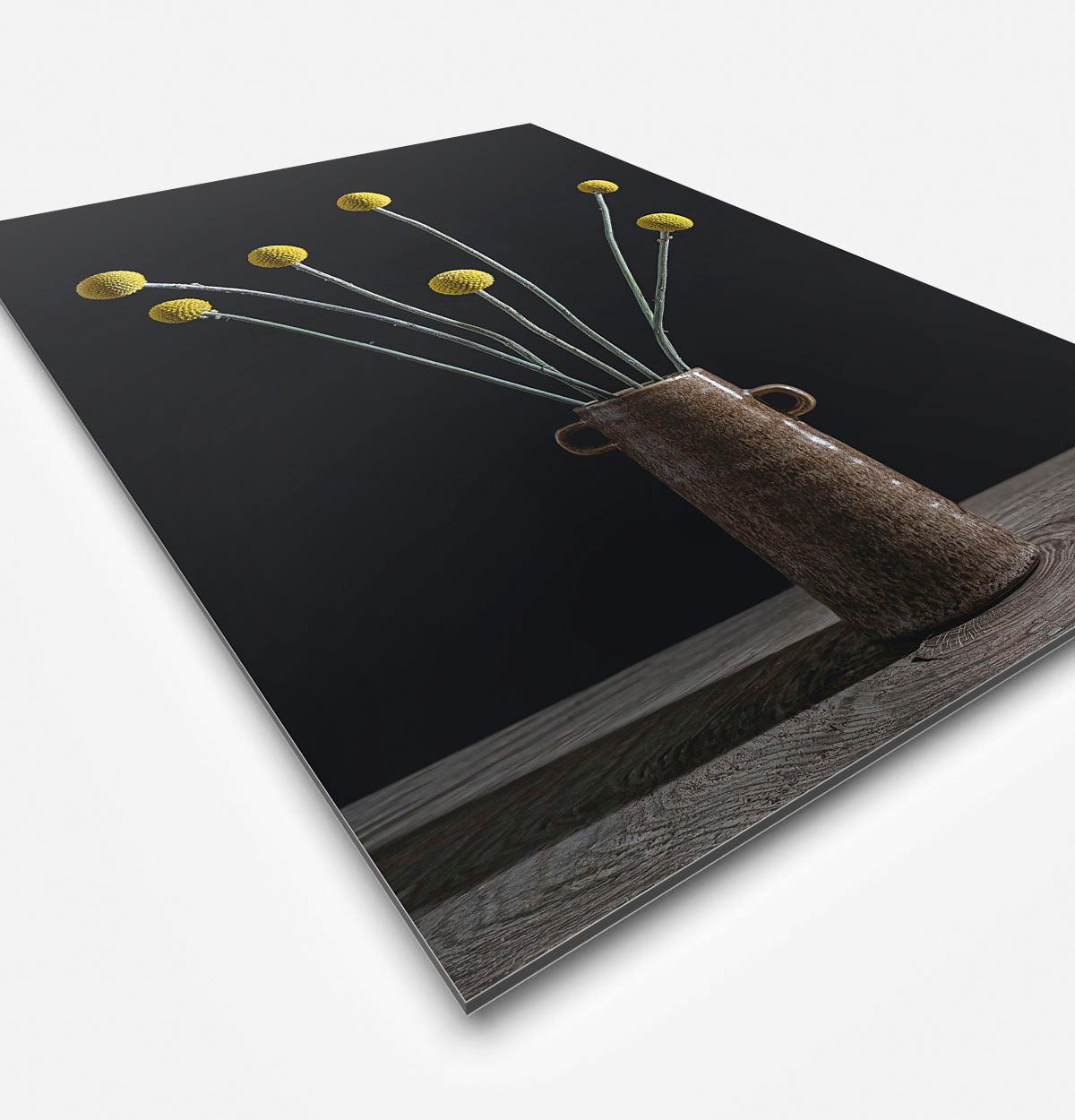 Wanddecoratie met gele bol pluimen met een zwarte achtergrond
