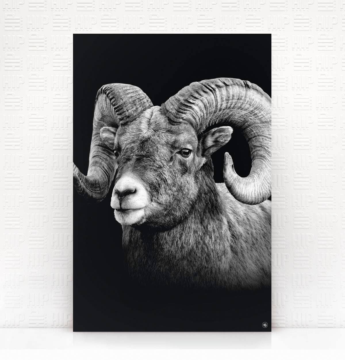 Vierkante wanddecoratie met steenbok erop.