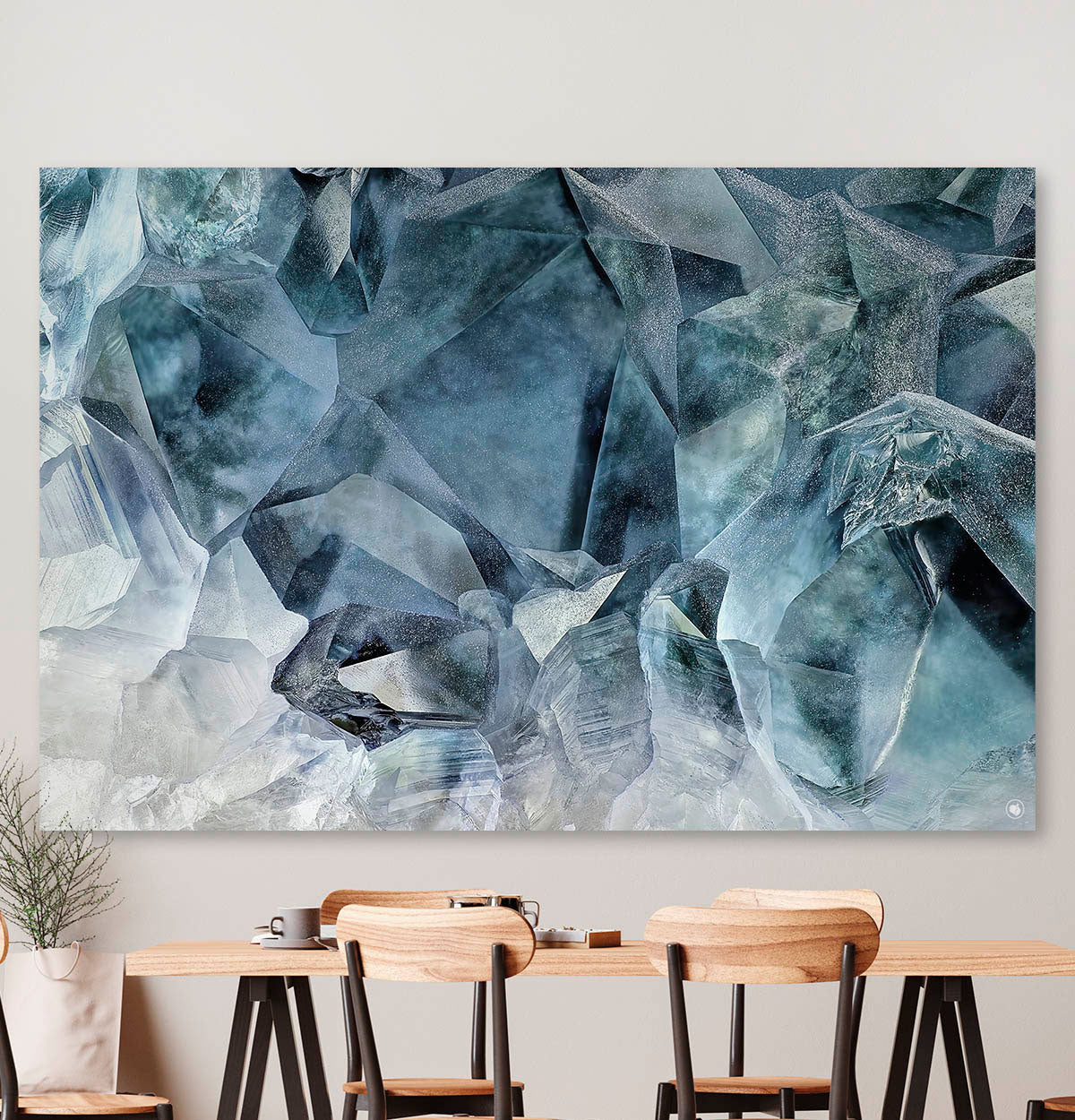 Vierkante wanddecoratie met zoutkristallen erop.