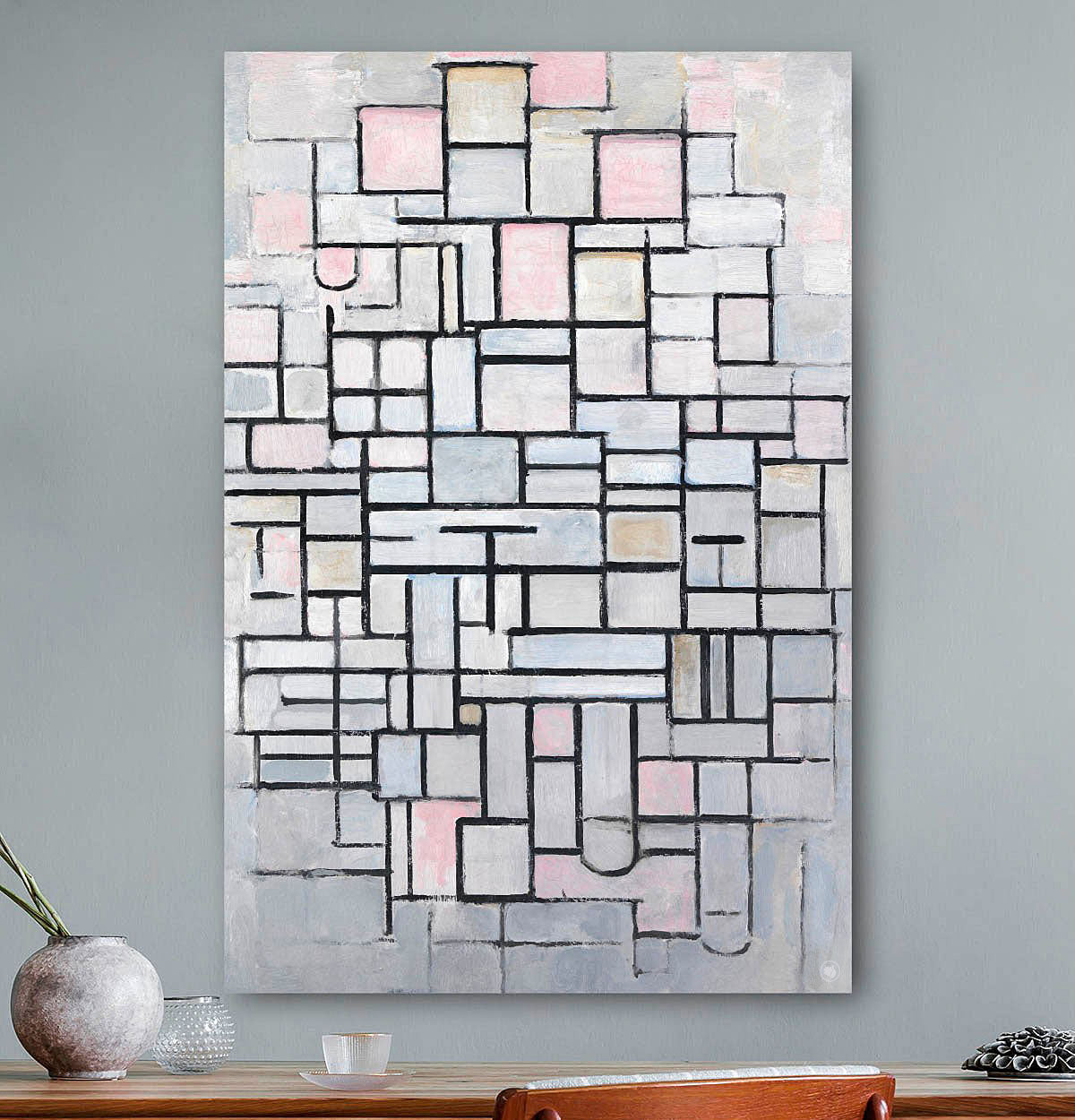 Vierkante wanddecoratie met compositie Mondriaan erop.