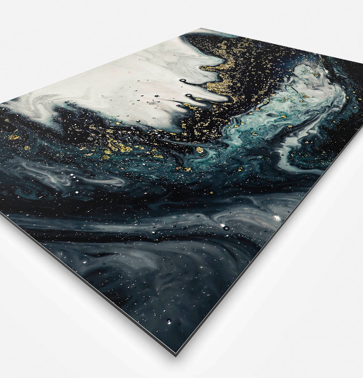 Vierkante wanddecoratie met de cosmos erop.