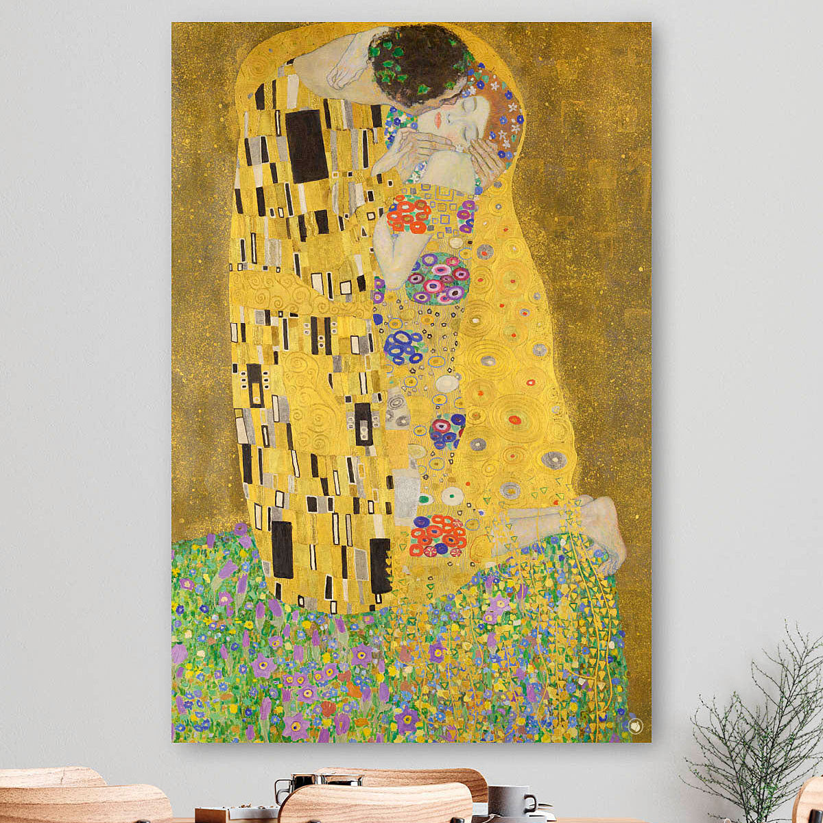 Vierkante wanddecoratie met schilderij van de Kus erop.
