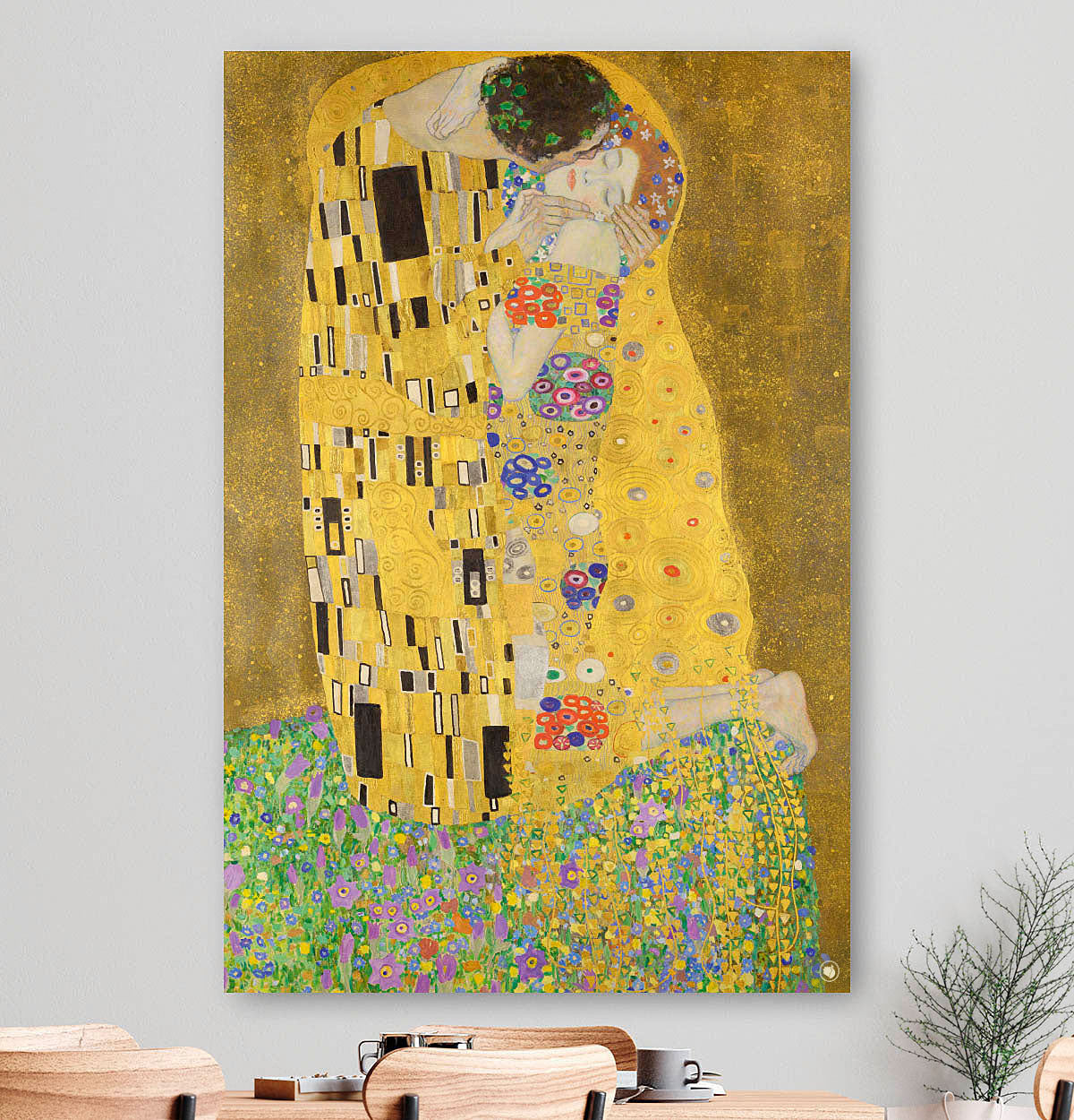 Vierkante wanddecoratie met schilderij van de Kus erop.