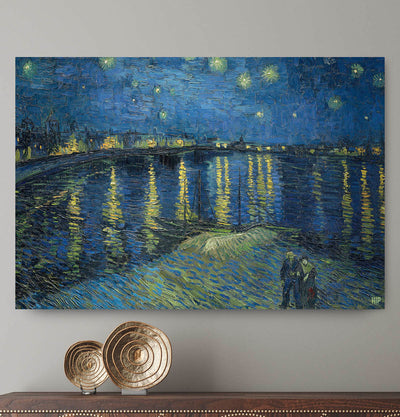 Vierkante wanddecoratie met schilderij van de sterrennacht erop.