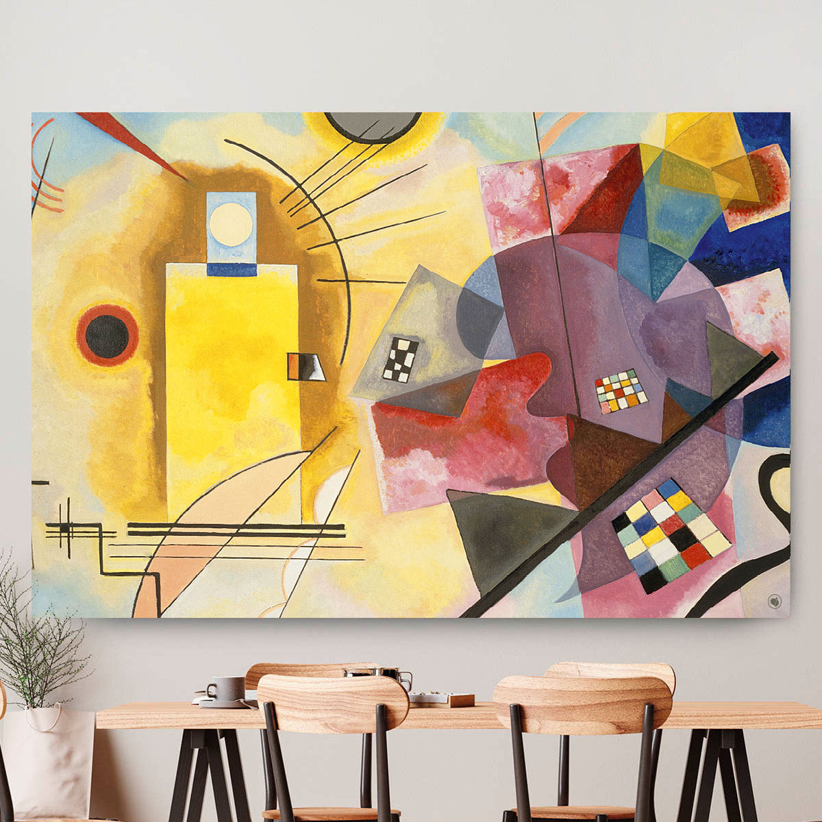 Vierkante wanddecoratie met moderne kunst in geel, rood, blauw erop.