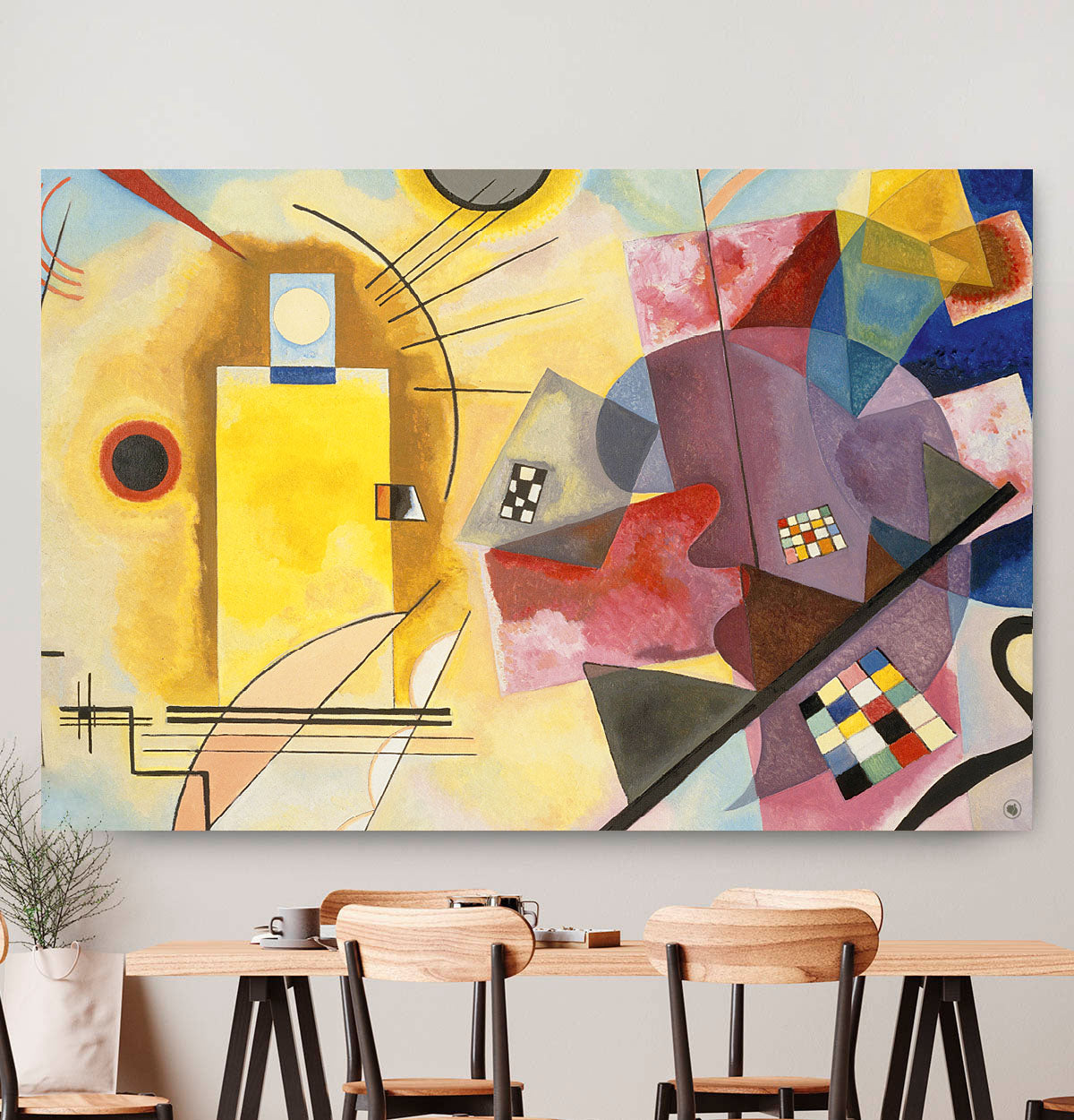 Vierkante wanddecoratie met moderne kunst in geel, rood, blauw erop.