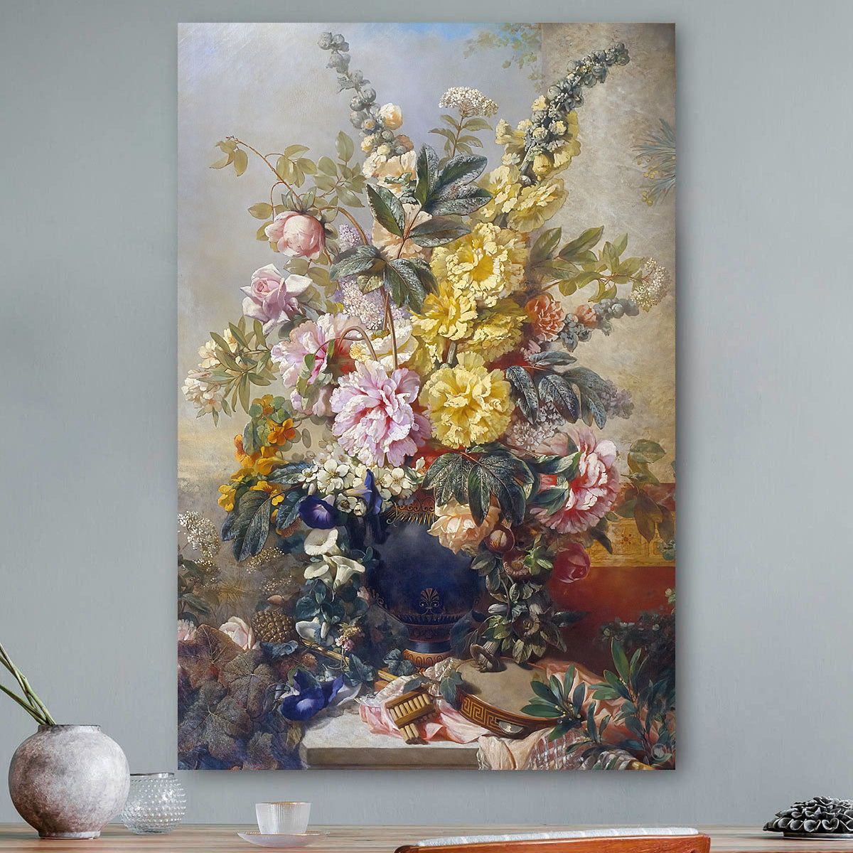 Vierkante wanddecoratie met schilderij van een grote vaas met Bloemen Mirabent erop.