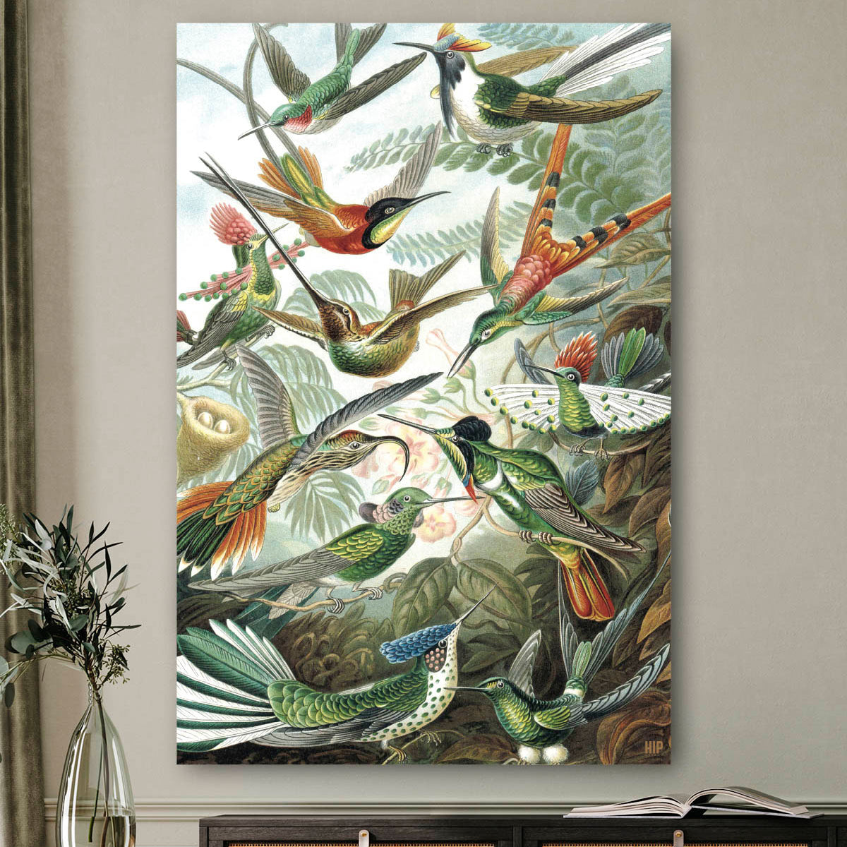 Vierkante wanddecoratie met groen getinte kolibries erop.