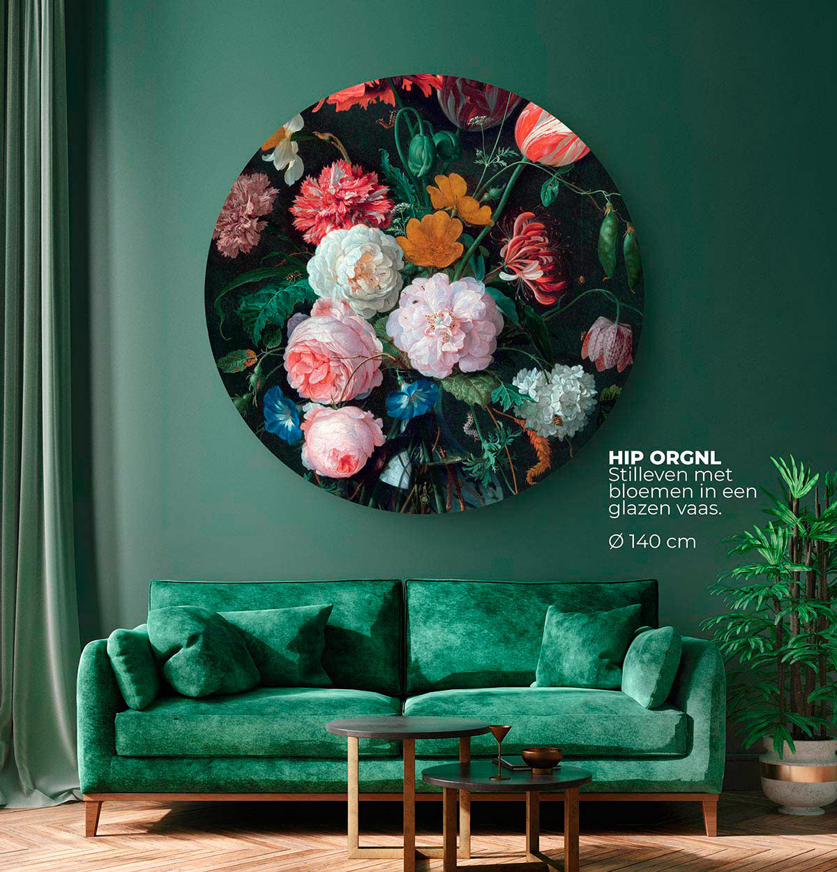 Woonkamer met wandcirkel van bloemen in vaas boven de bank
