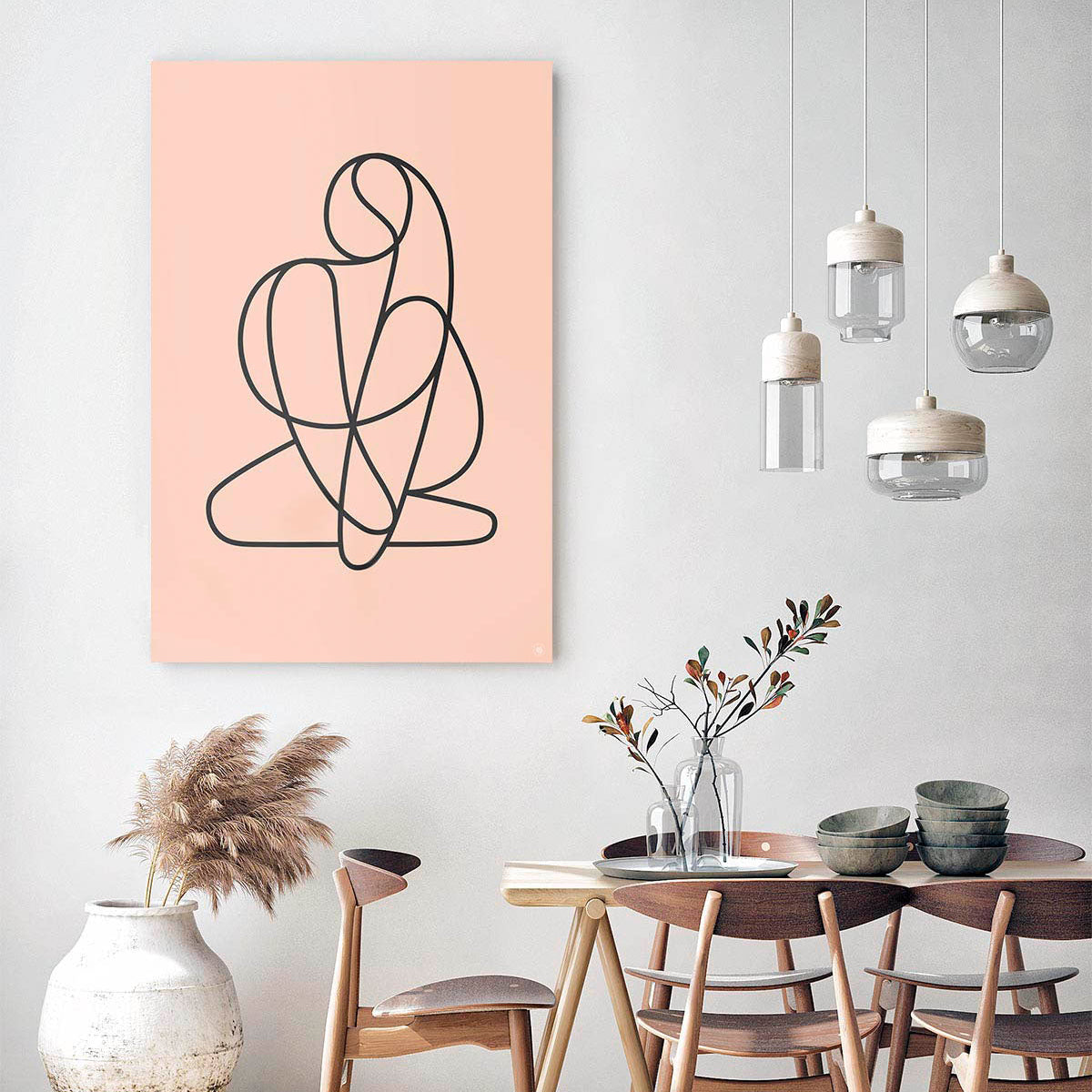 Woonkamer met een vierkante wandcirkel met een vrouw in moderne kunst erop afgebeeld.
