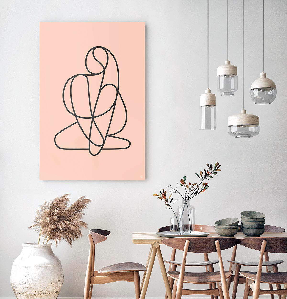 Woonkamer met een vierkante wandcirkel met een vrouw in moderne kunst erop afgebeeld.