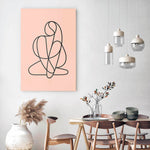 Woonkamer met een vierkante wandcirkel met een vrouw in moderne kunst erop afgebeeld.