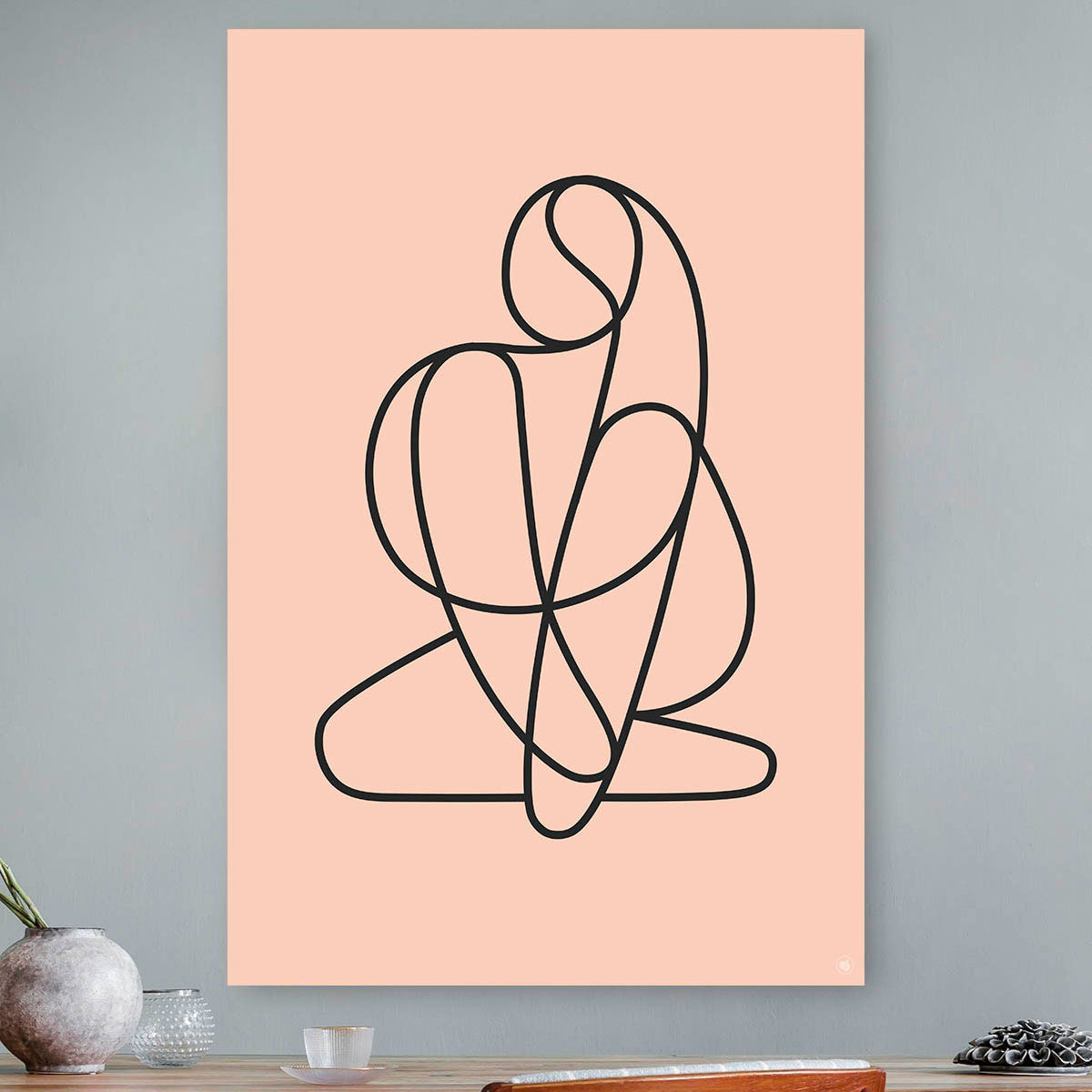 Vierkante wanddecoratie met zittende vrouw in moderne kunst erop.