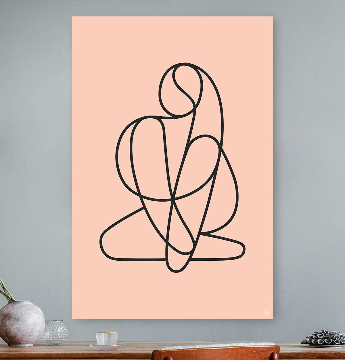 Vierkante wanddecoratie met zittende vrouw in moderne kunst erop.