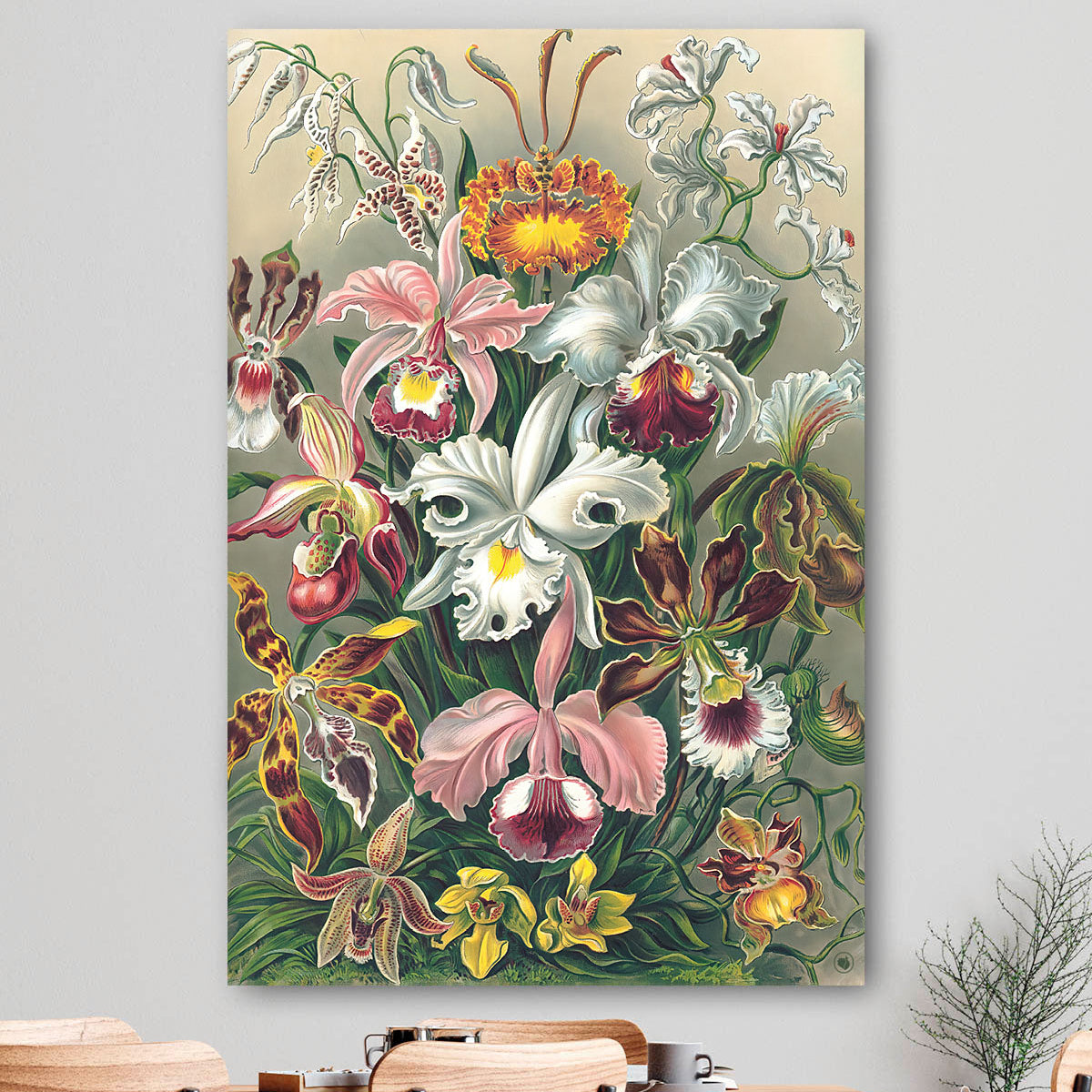 Vierkante wanddecoratie met kleurrijke orchideeën erop.