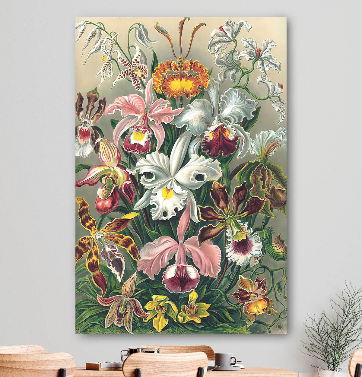 Vierkante wanddecoratie met kleurrijke orchideeën erop.