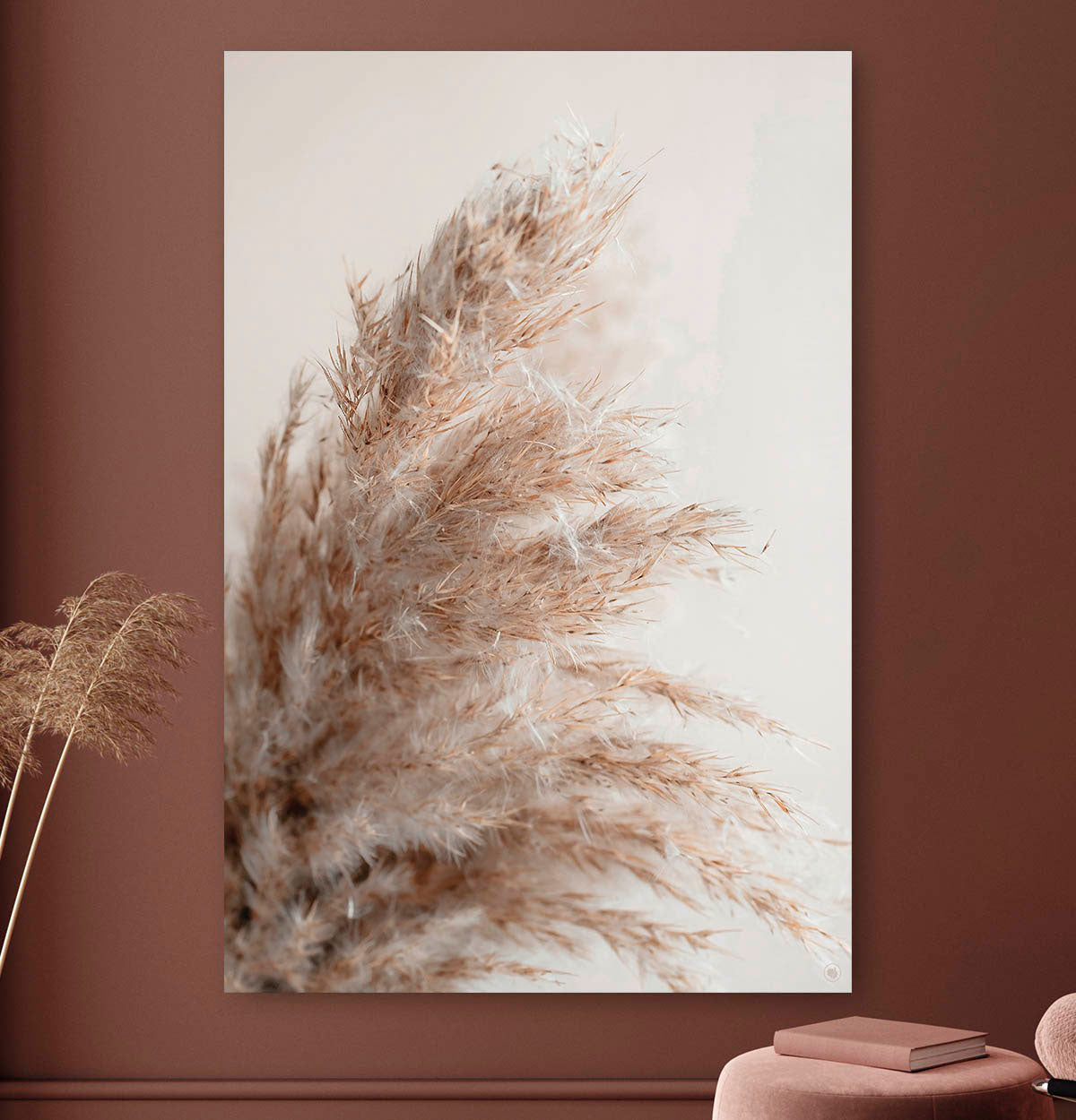 Vierkante wanddecoratie met pampas gras erop.
