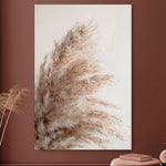 Vierkante wanddecoratie met pampas gras erop.