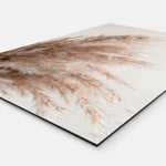 Vierkante wanddecoratie met pampas gras erop.