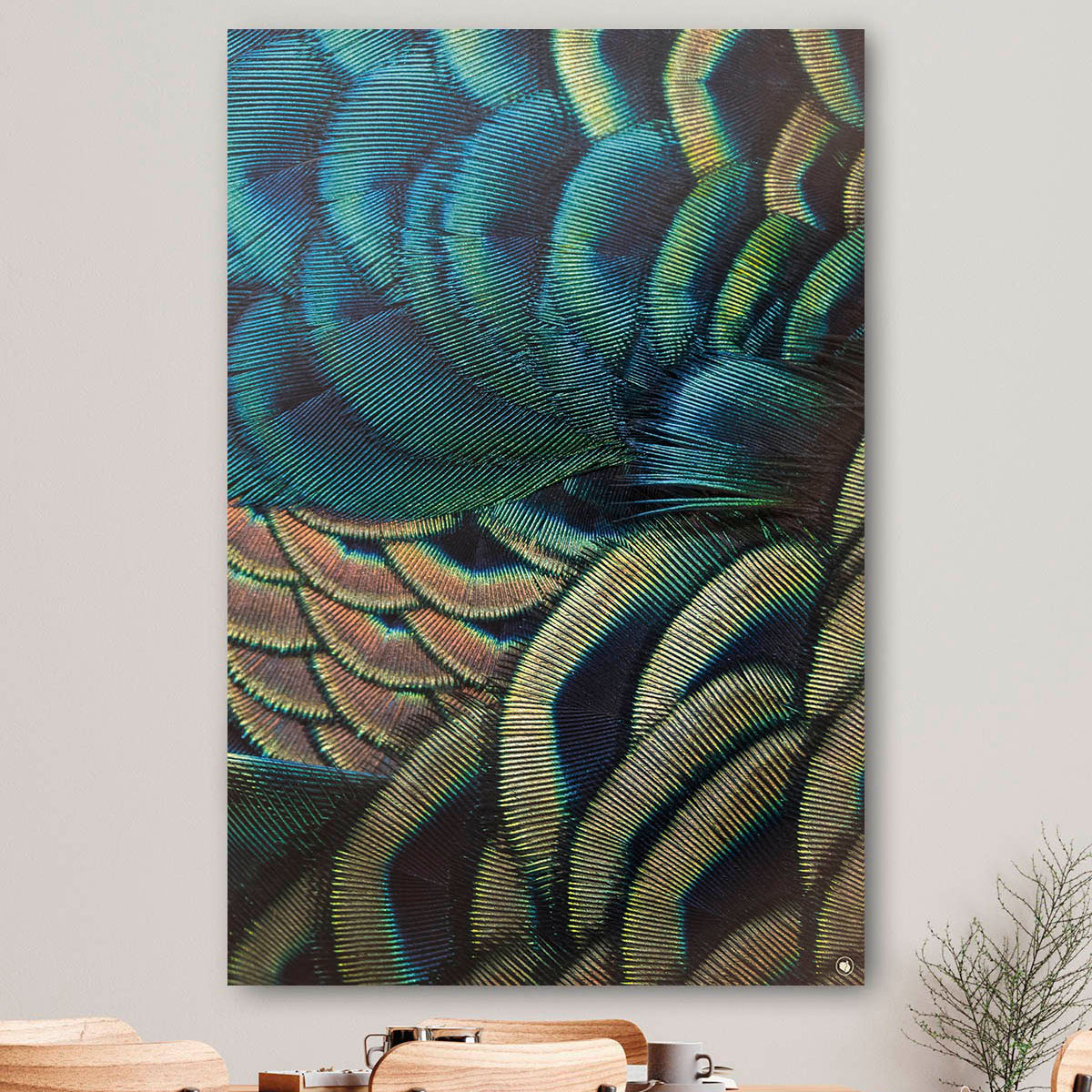 Vierkante wanddecoratie met veren van een pauw erop.