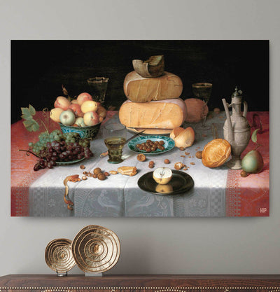 Vierkante wanddecoratie met stilleven van kazen erop.