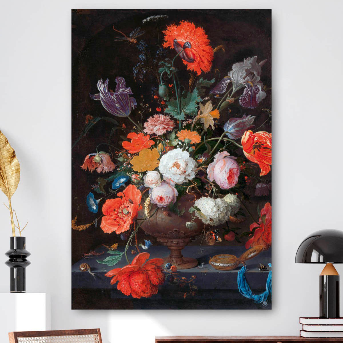 Vierkante wanddecoratie met stilleven van bloemen en een horloge erop.