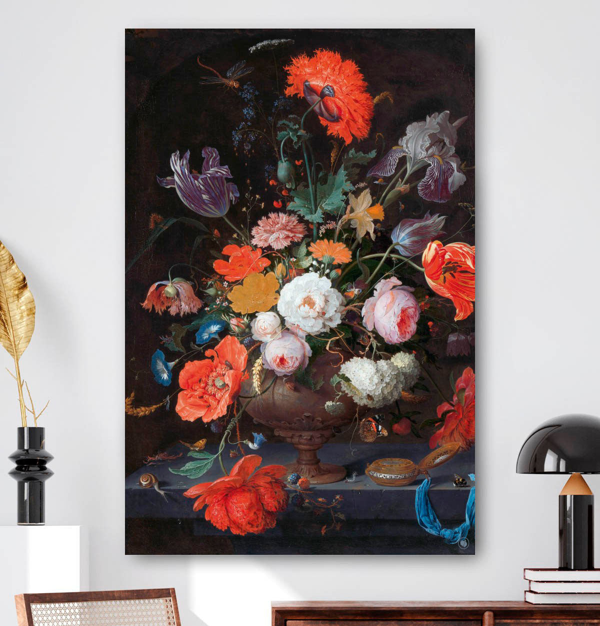 Vierkante wanddecoratie met stilleven van bloemen en een horloge erop.