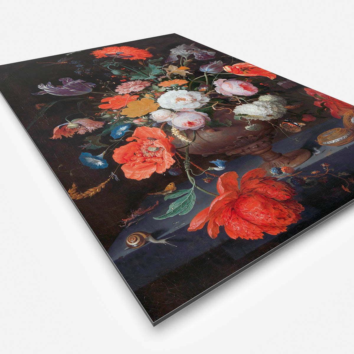 Vierkante wanddecoratie met stilleven van bloemen en een horloge erop.