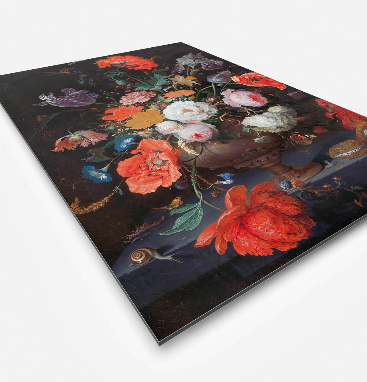 Vierkante wanddecoratie met stilleven van bloemen en een horloge erop.