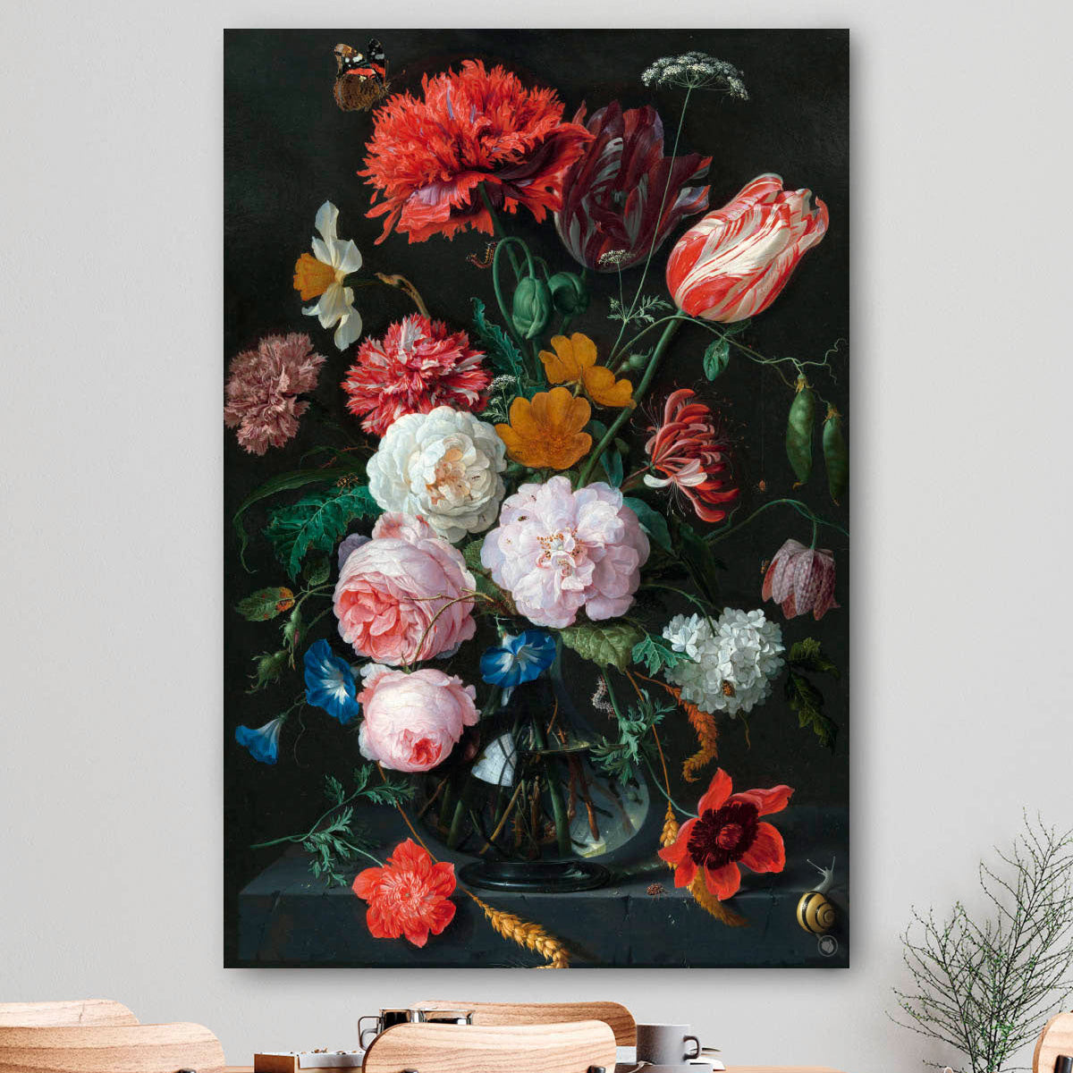 Vierkante wanddecoratie met stilleven van bloemen in glazen vaas erop.