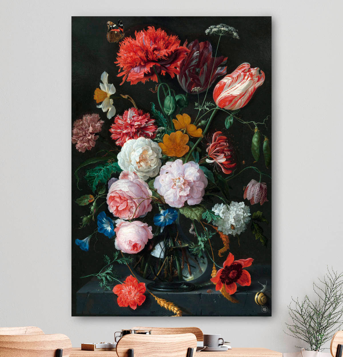 Vierkante wanddecoratie met stilleven van bloemen in glazen vaas erop.