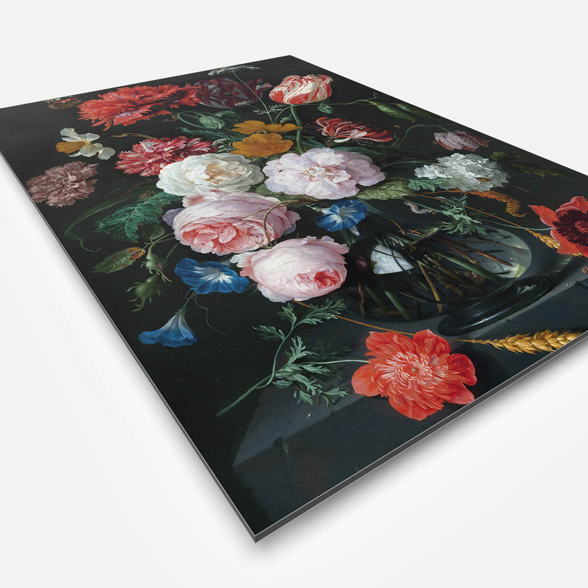 Vierkante wanddecoratie met stilleven van bloemen in glazen vaas erop.