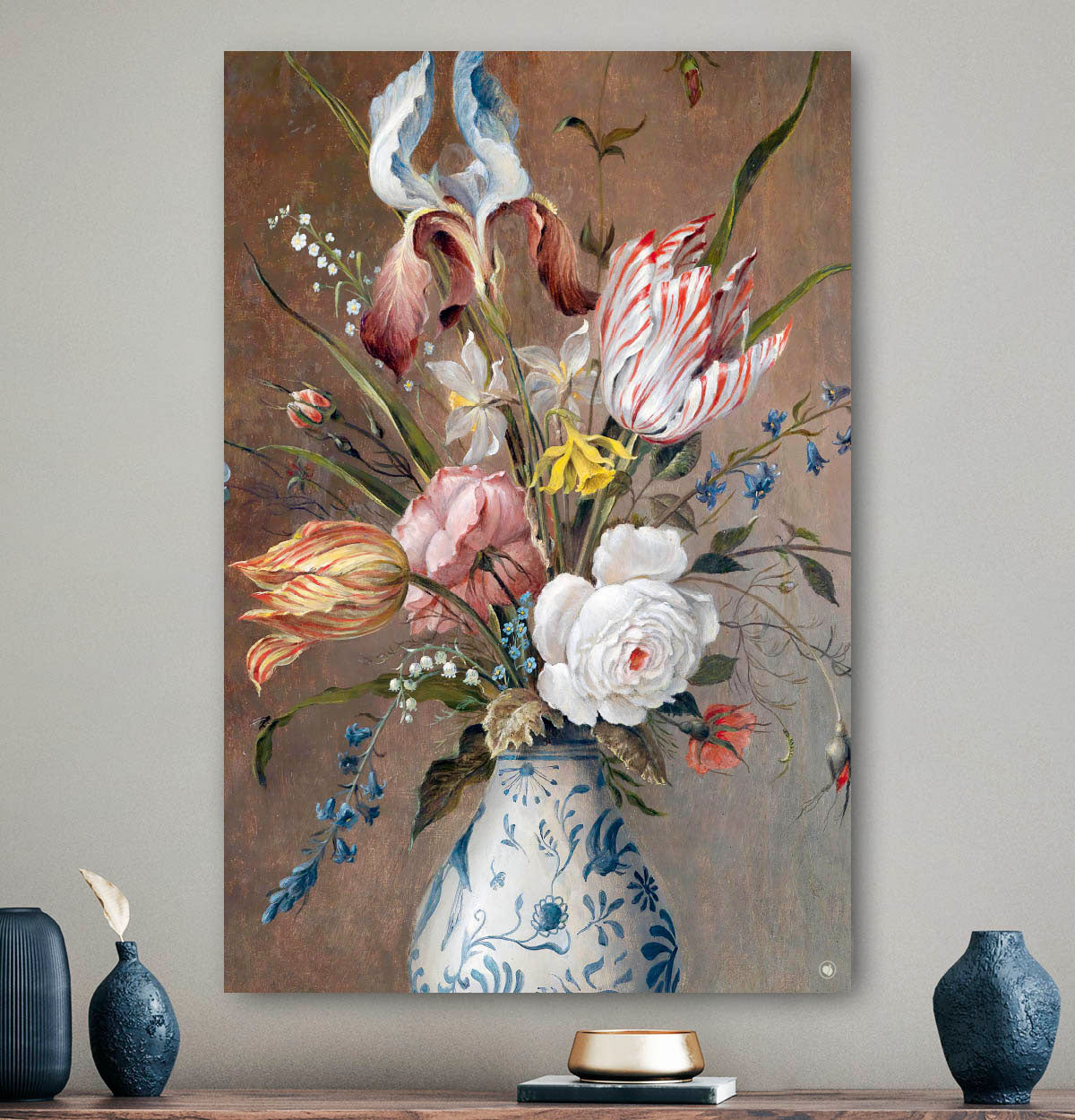 Vierkante Wanddecoratie met bloemstilleven mer porseleinen vaas rond.