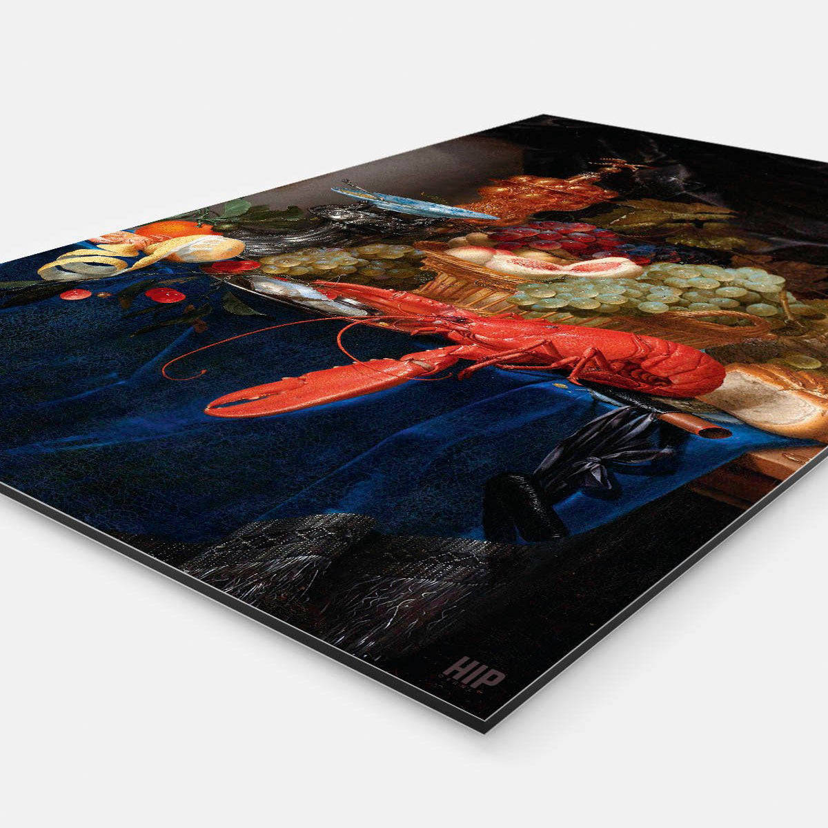 Vierkante wanddecoratie met stilleven met een gouden bokaal erop.