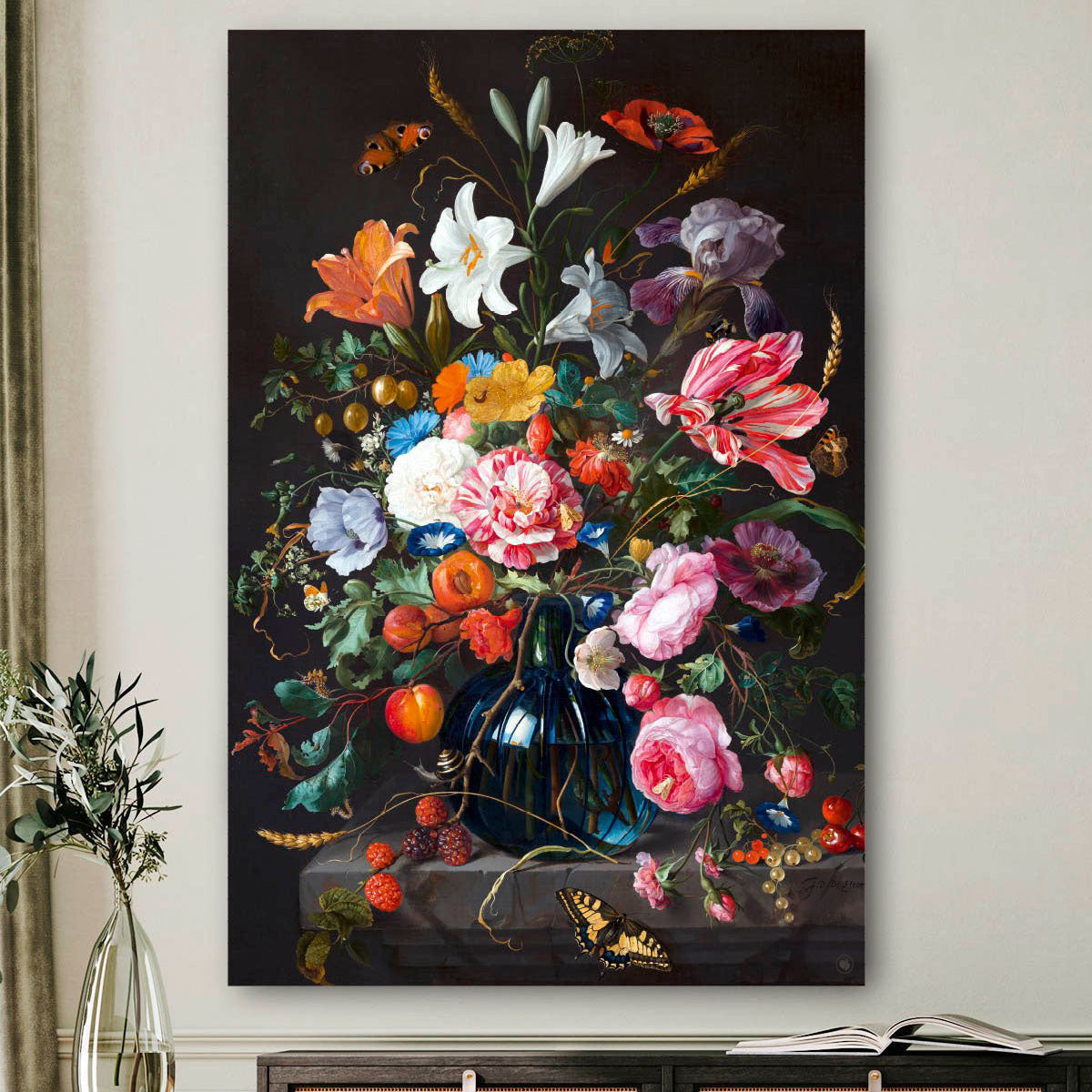 Vierkante wanddecoratie met vaas met bloemen erop.