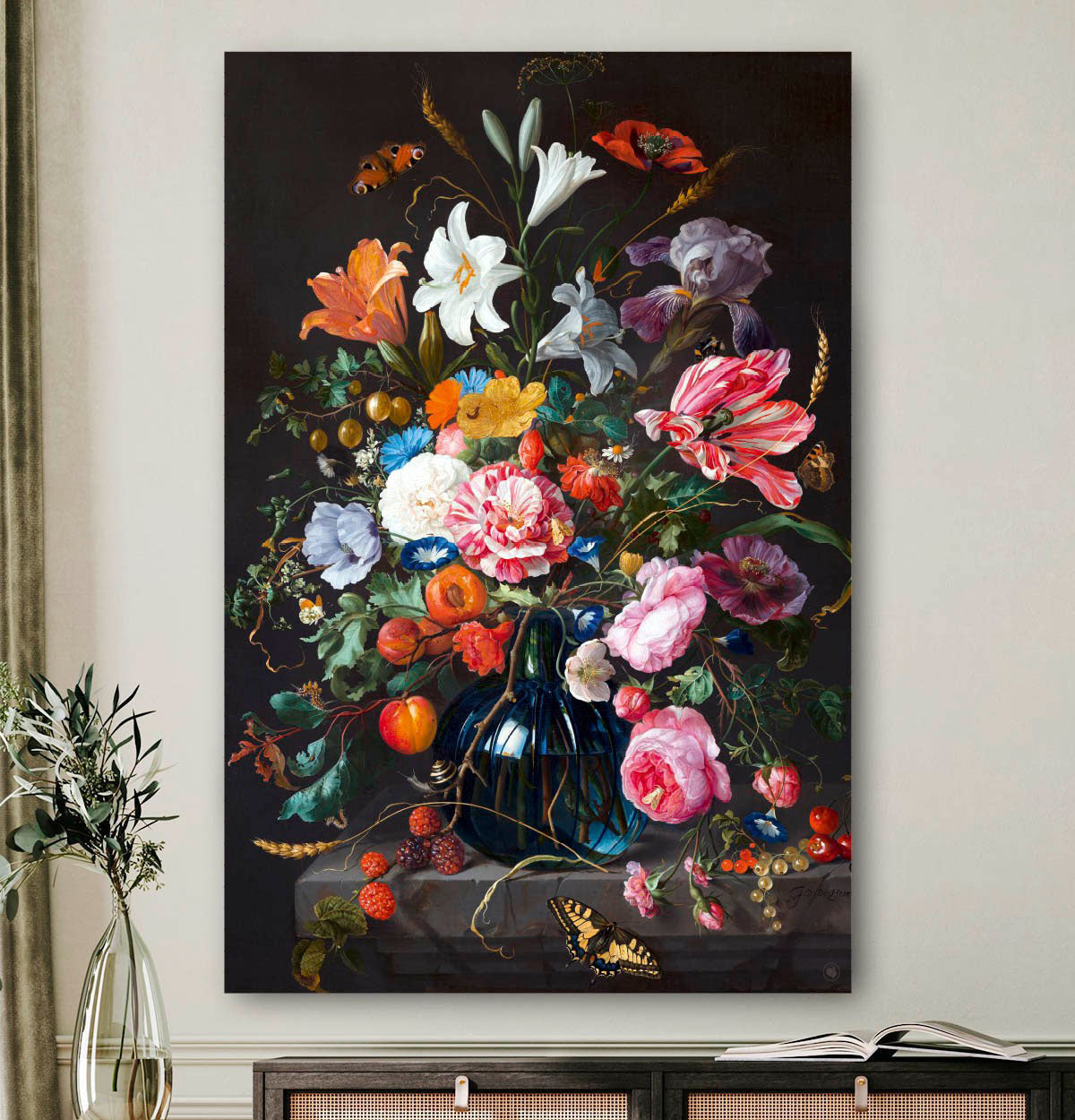 Vierkante wanddecoratie met vaas met bloemen erop.