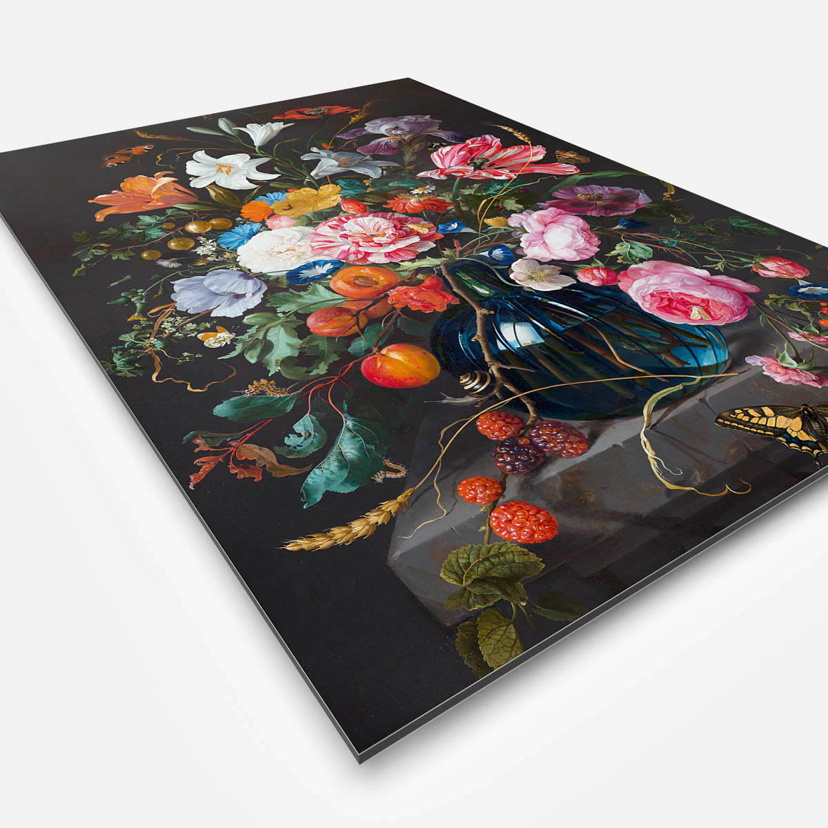 Vierkante wanddecoratie met vaas met bloemen erop.