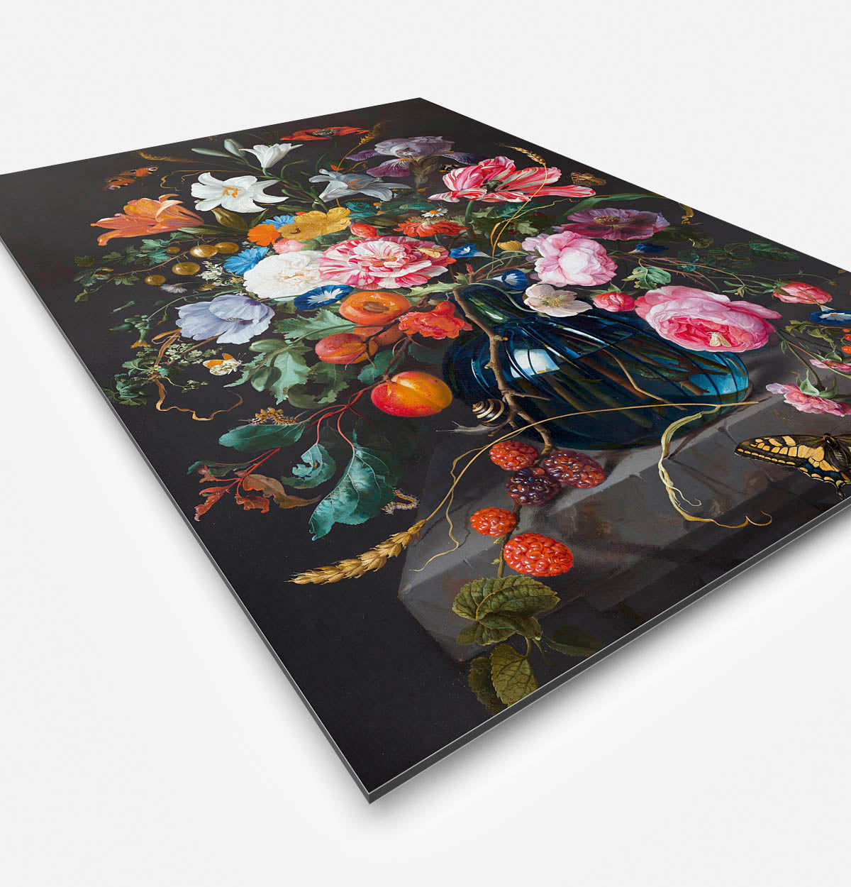 Vierkante wanddecoratie met vaas met bloemen erop.