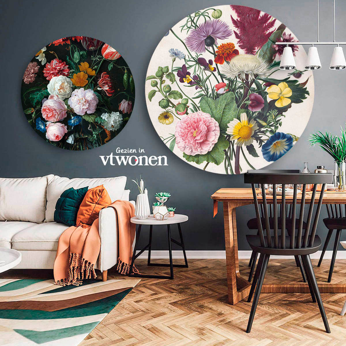 Eetkamer met twee wandcirkels met bloemen in vaas erop afgebeeld.