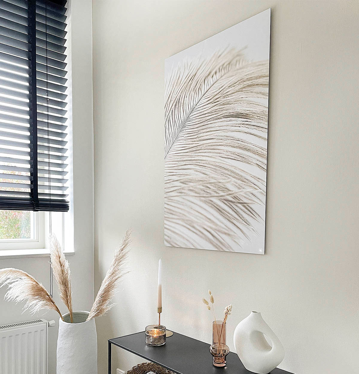 Schilderij met veren in een beige kleur hangend aan de muur